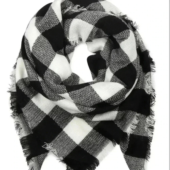 Checker White / Black Blanket Scarf - Picture 4 of 4